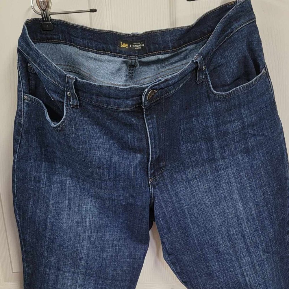 18 Short Lee blue jeans. Straight leg. Mid Rise, Relaxed Fit-Never Worn